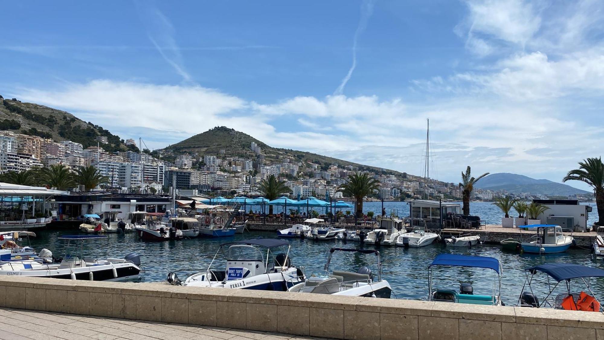 Blue Breeze Attic Apartments Sarandë Exteriör bild